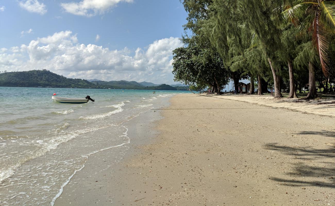 Photo de Lawa Island Beach avec sable lumineux de surface