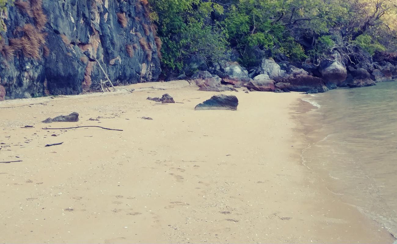 Photo de Ko Chao Le Tai Beach avec sable lumineux de surface