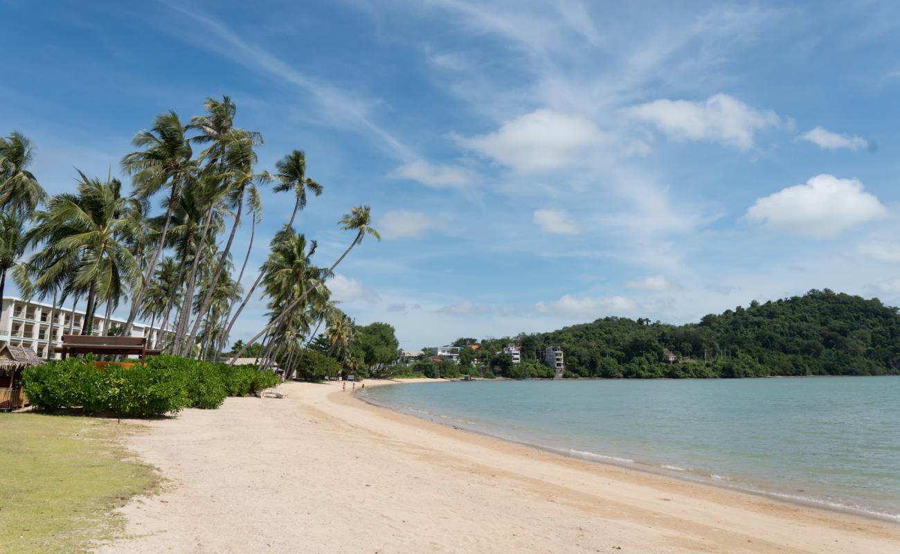 Photo de Soi Ruamjai Beach avec sable beige de surface