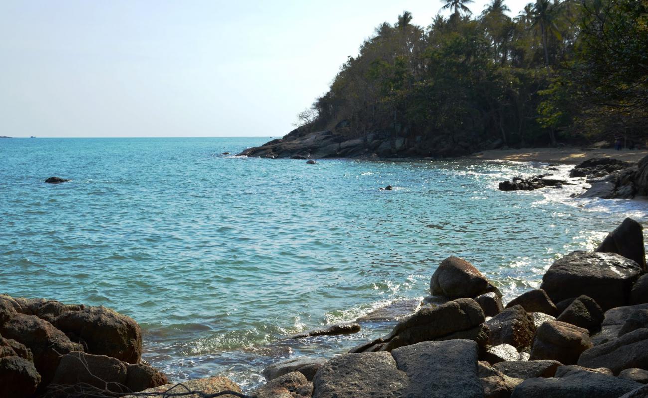 Photo de Leam Ka Yai Beach avec sable beige & pierres de surface