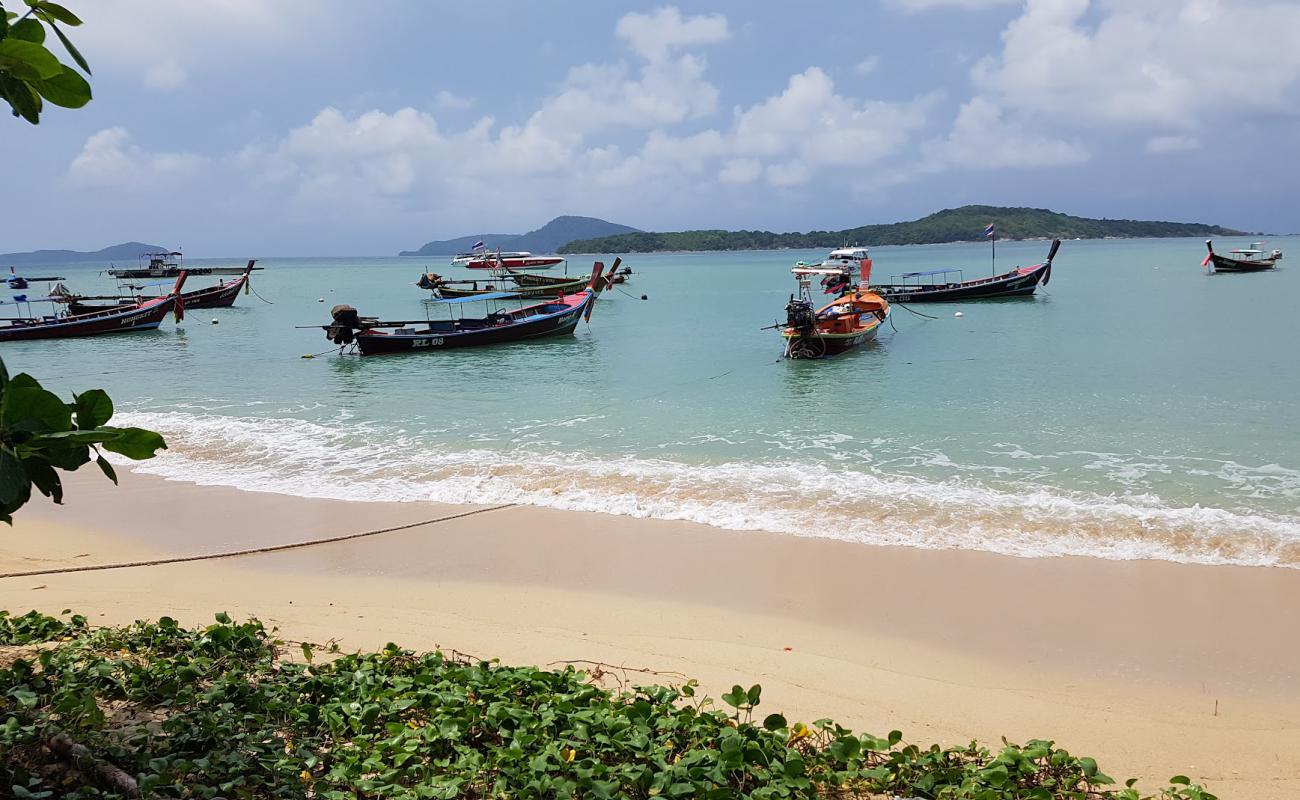 Photo de Rawai Beach avec sable lumineux de surface