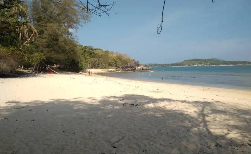 Photo de Sangchai Beach avec sable fin blanc de surface