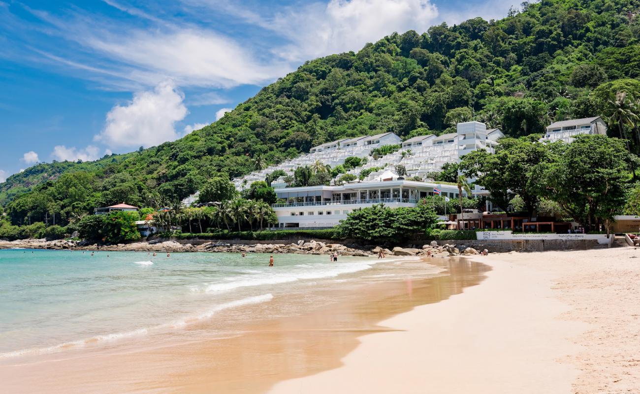 Photo de Plage de Nai Harn avec sable fin et lumineux de surface