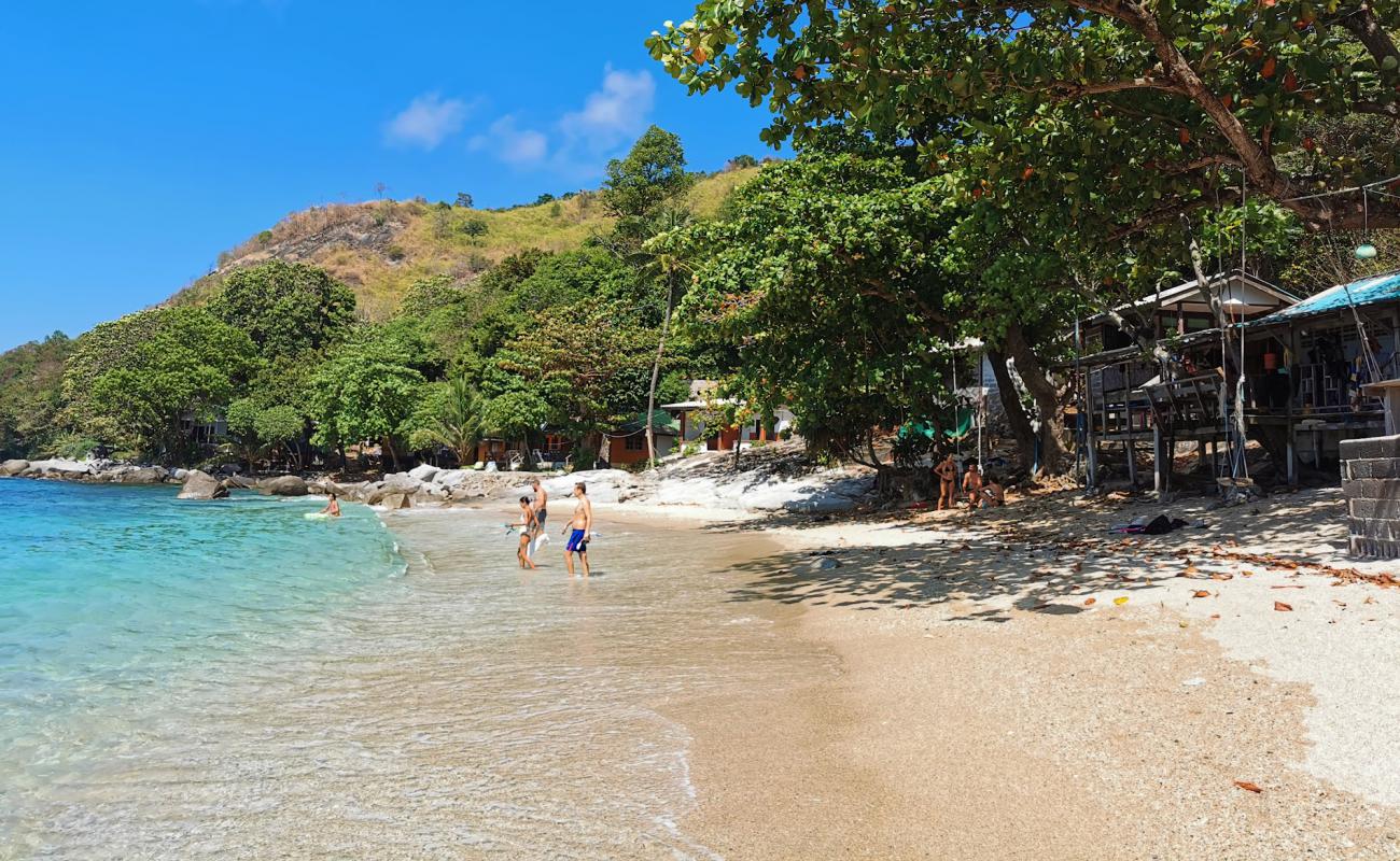 Photo de Ao Sane Beach avec sable beige de surface