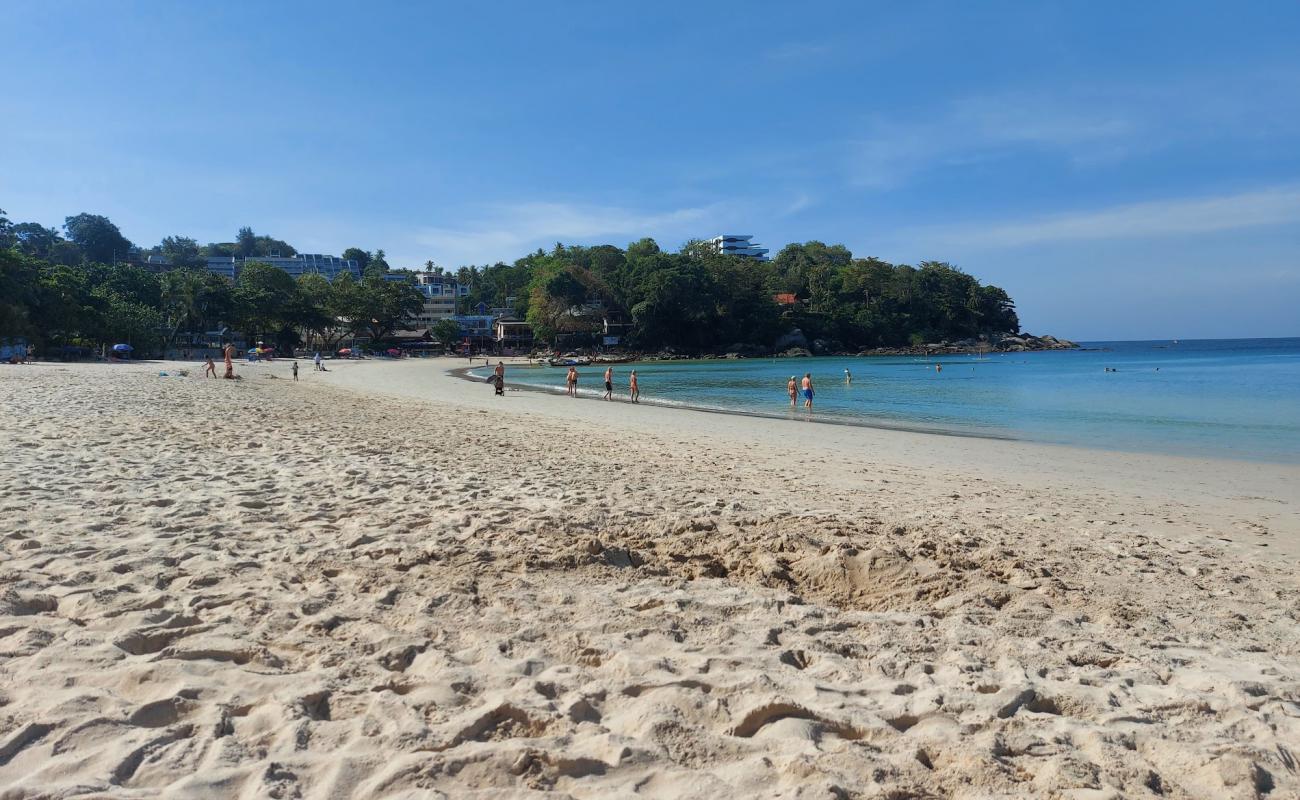 Photo de Plage de Kata avec sable fin et lumineux de surface