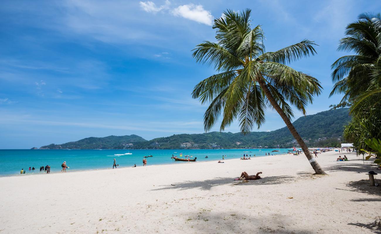 Photo de Plage de Patong avec sable fin et lumineux de surface