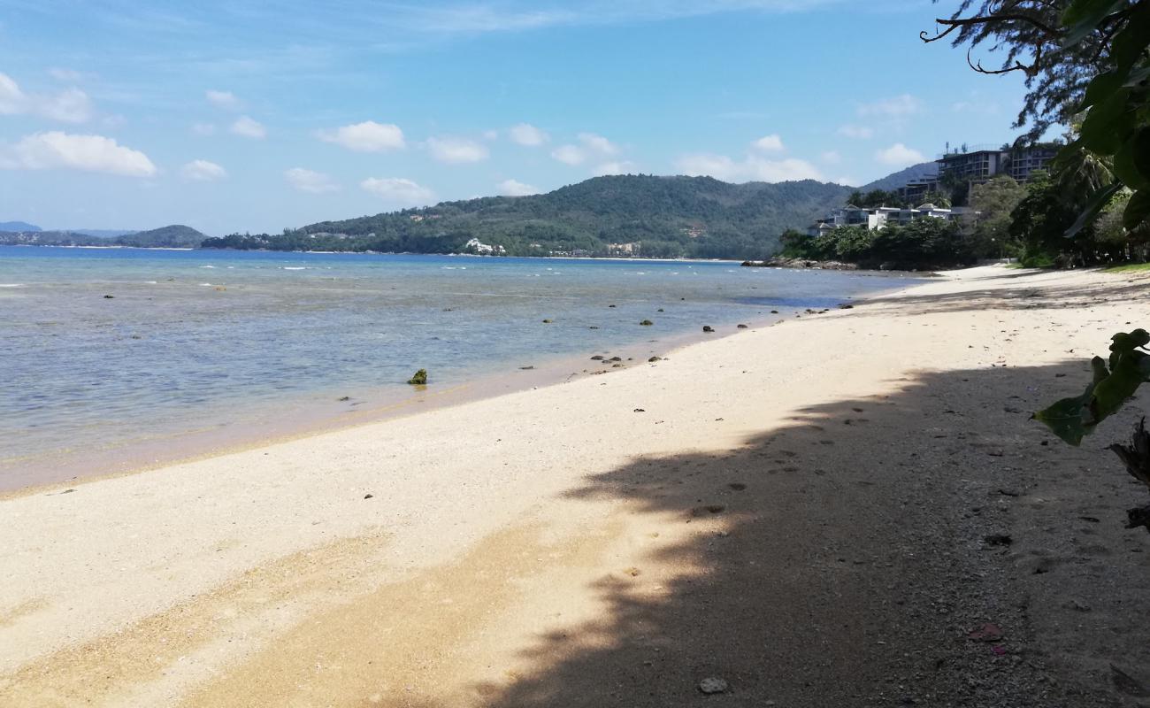 Photo de Rayee Beach avec sable lumineux de surface