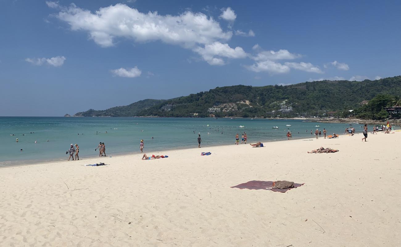 Photo de Plage de Kamala avec sable lumineux de surface