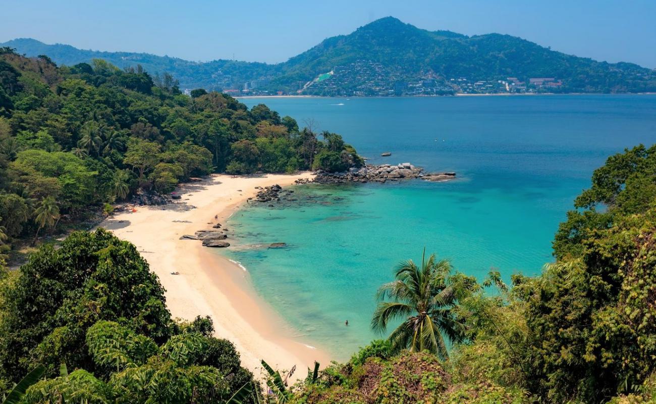 Photo de Laem Sing Beach avec sable fin et lumineux de surface