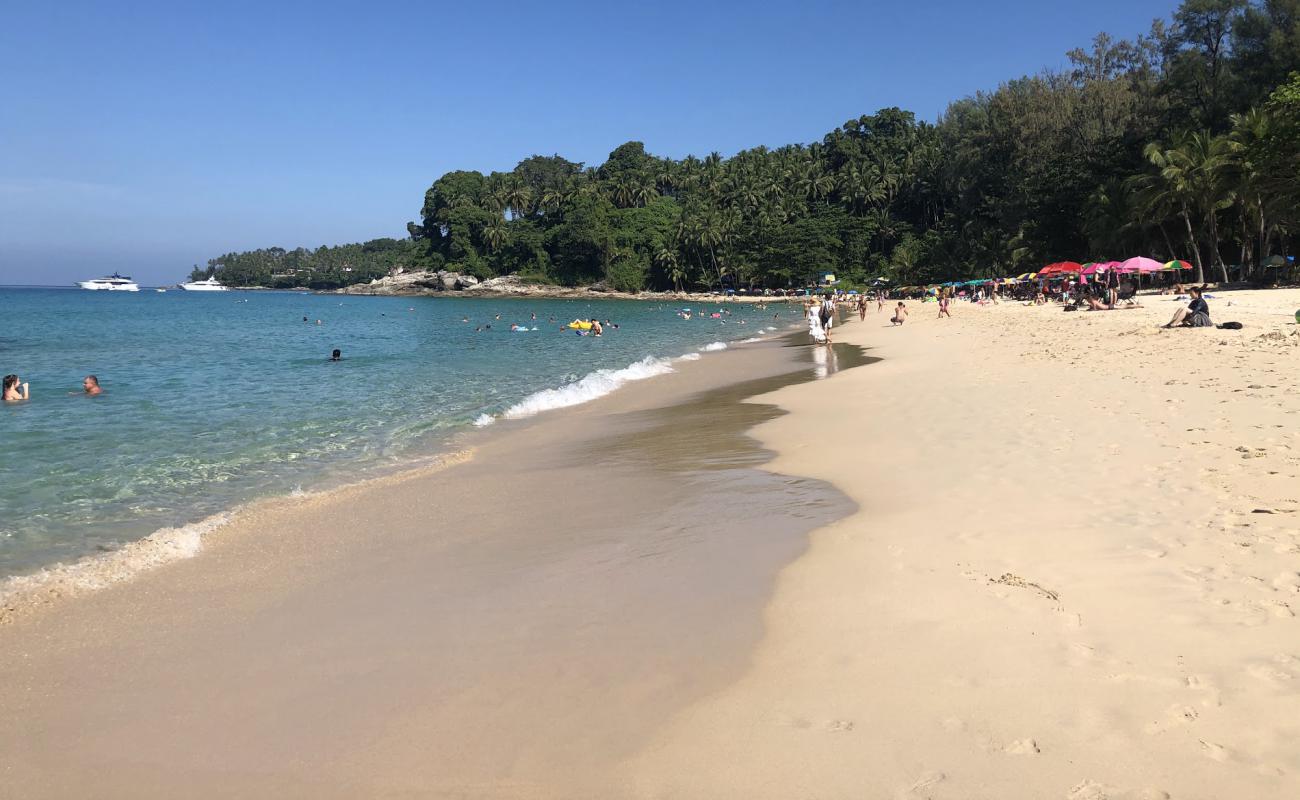 Photo de Plage de Surin avec sable fin et lumineux de surface