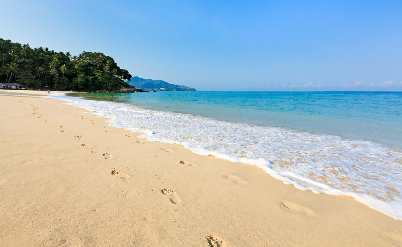 Photo de Plage de Surin Amanpuri avec sable fin et lumineux de surface