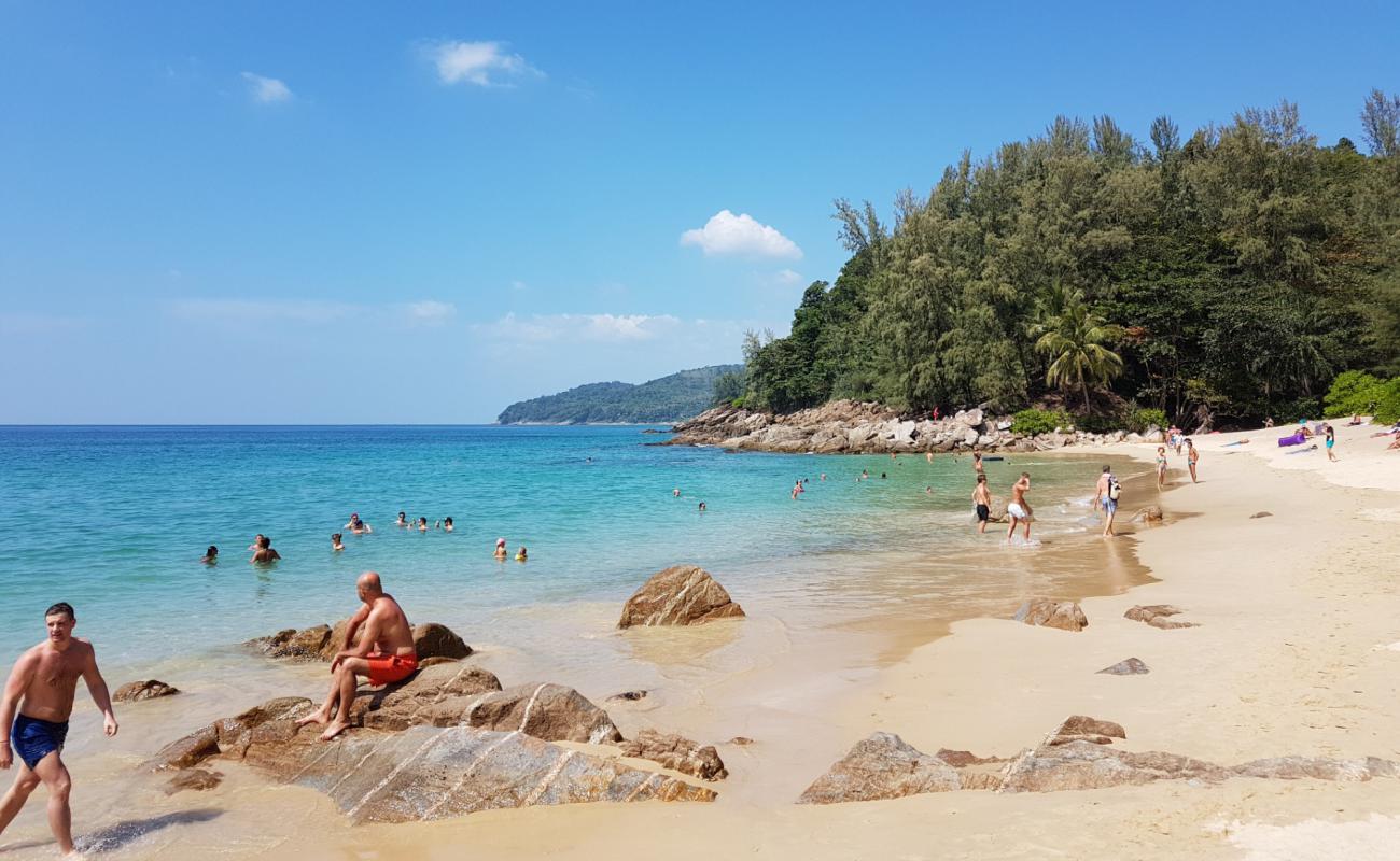 Photo de Banana Beach avec sable beige fin de surface
