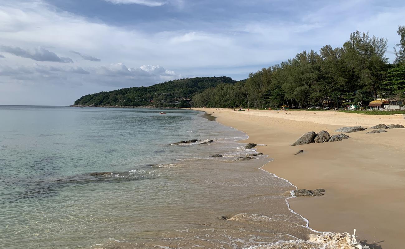 Photo de Nai Thon Beach avec sable fin et lumineux de surface