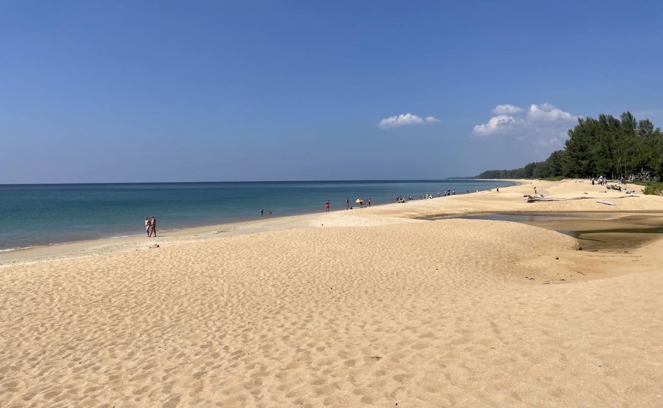 Photo de Mai Khao Beach - Airport avec sable lumineux de surface