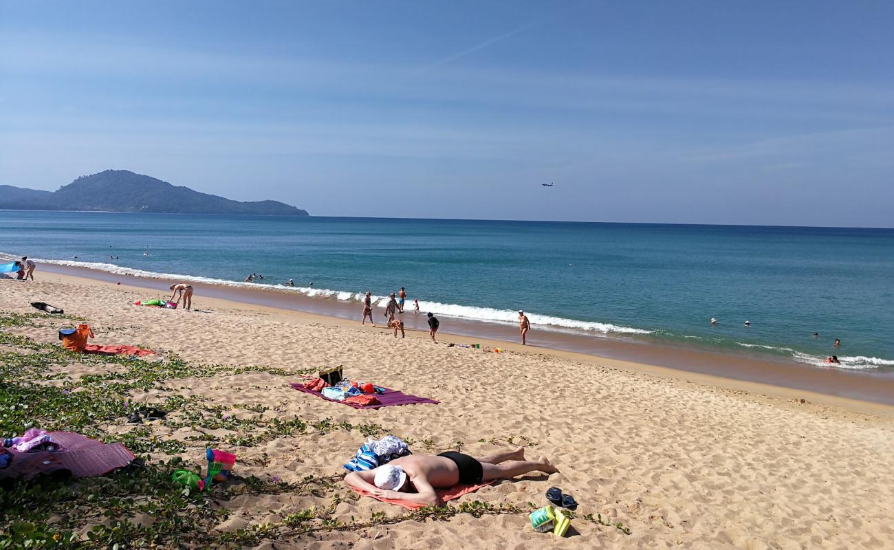 Photo de Mai Khao beach avec sable lumineux de surface