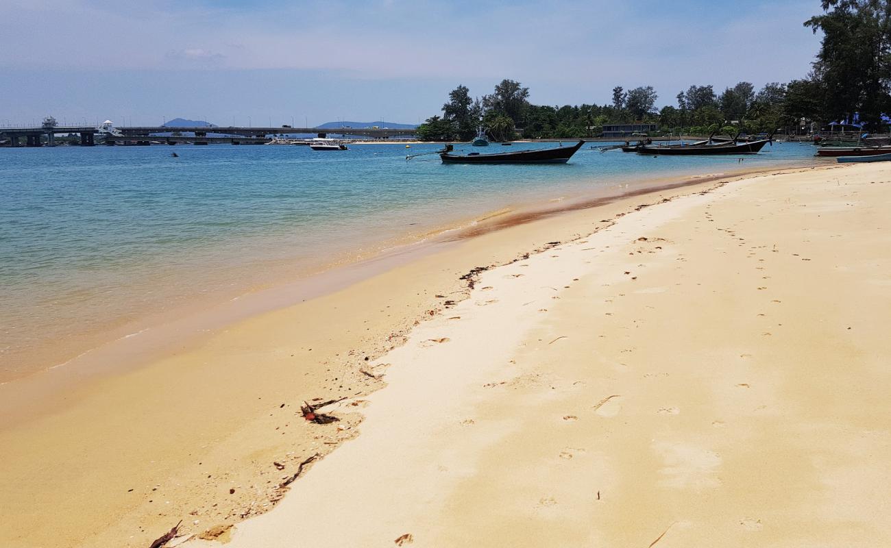 Photo de Pak Phra Beach avec sable beige de surface