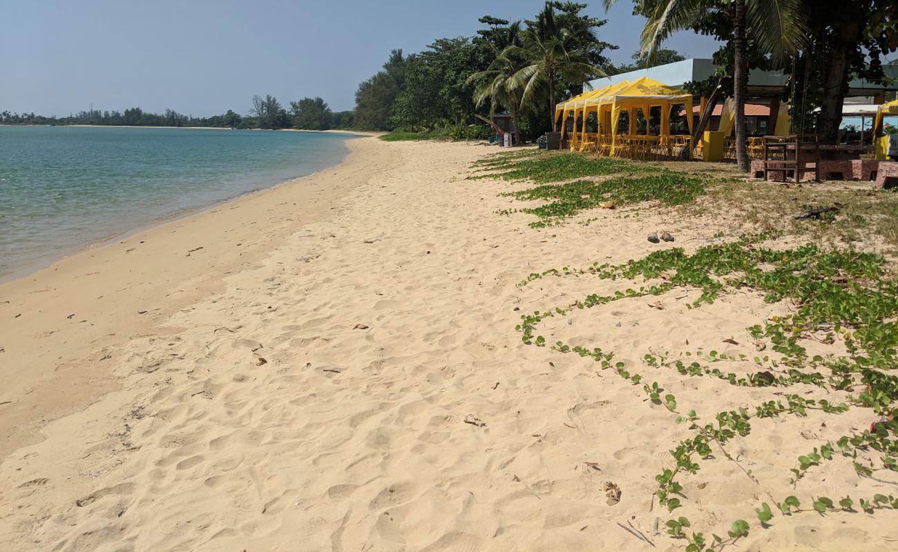 Photo de Tha Nun Beach avec sable lumineux de surface