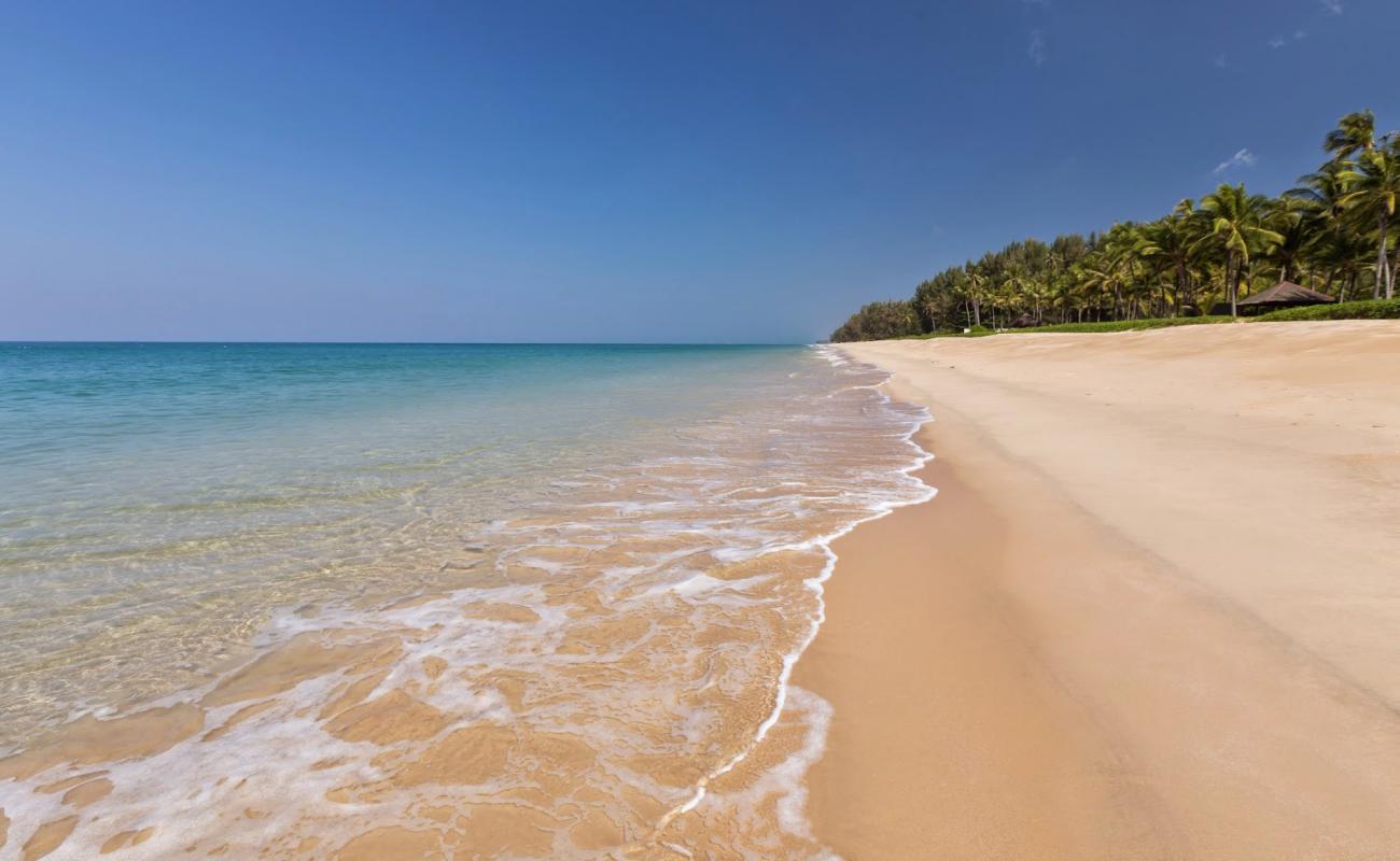 Photo de Natai Beach avec sable fin et lumineux de surface