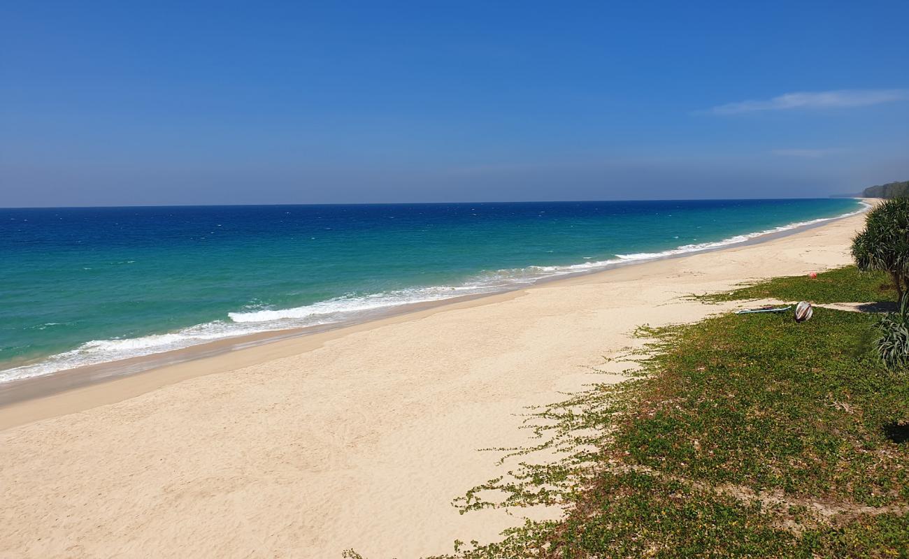 Photo de Bor Dan Beach avec sable beige fin de surface
