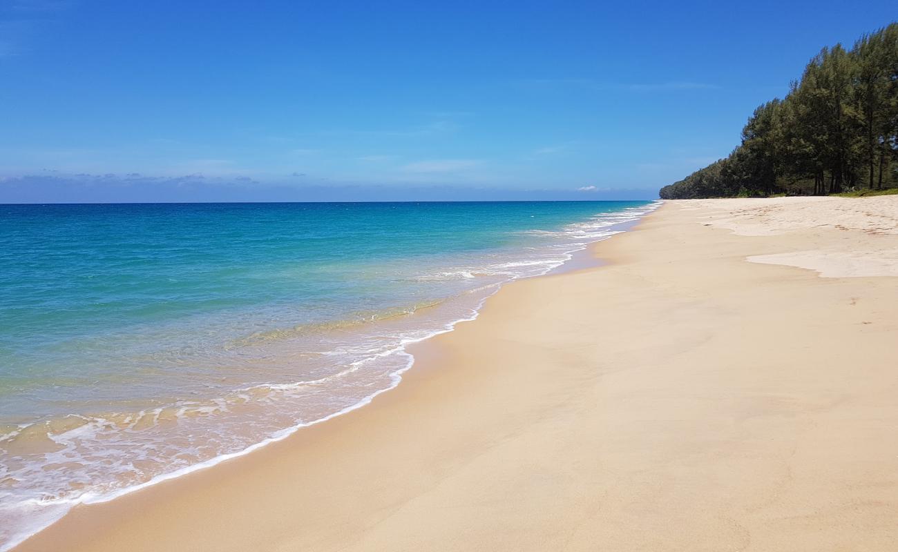 Photo de Thaimuang Beach avec sable beige fin de surface