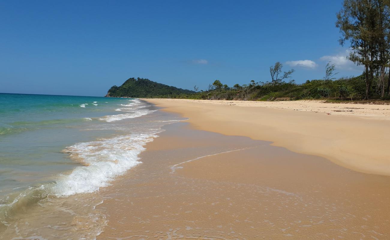 Photo de Khao Na Yak Golden Beach avec sable fin et lumineux de surface