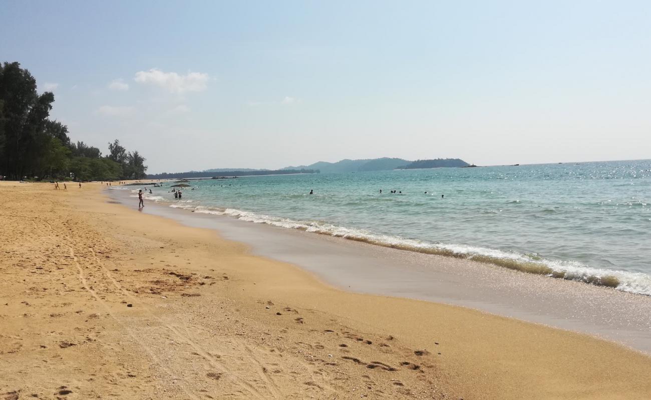 Photo de Khao Lak South Beach avec sable fin et lumineux de surface