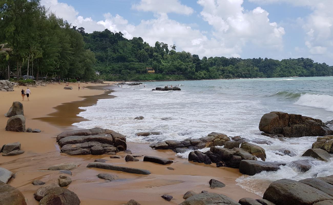 Photo de Khaolak Beach avec sable fin et lumineux de surface