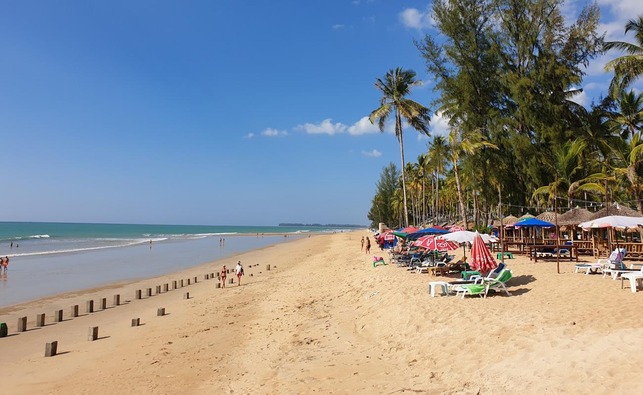 Photo de Khuekkhak Beach avec sable beige fin de surface