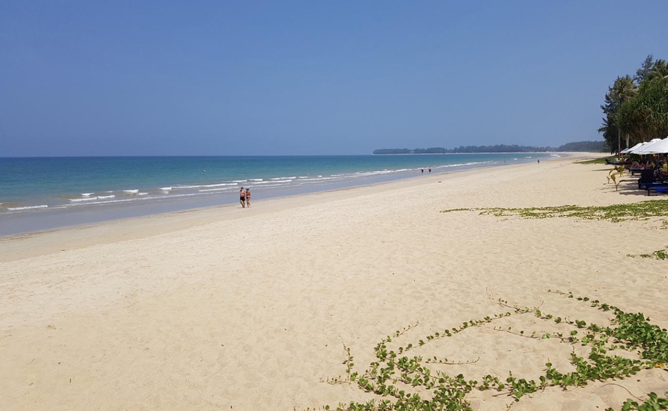 Photo de Khuk Khak Beach avec sable beige fin de surface