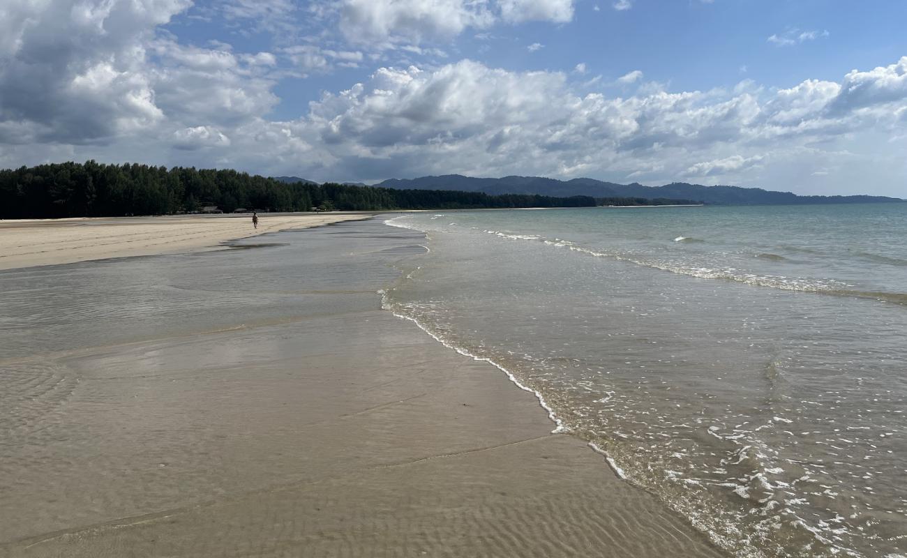 Photo de Khao Lak beach avec sable lumineux de surface