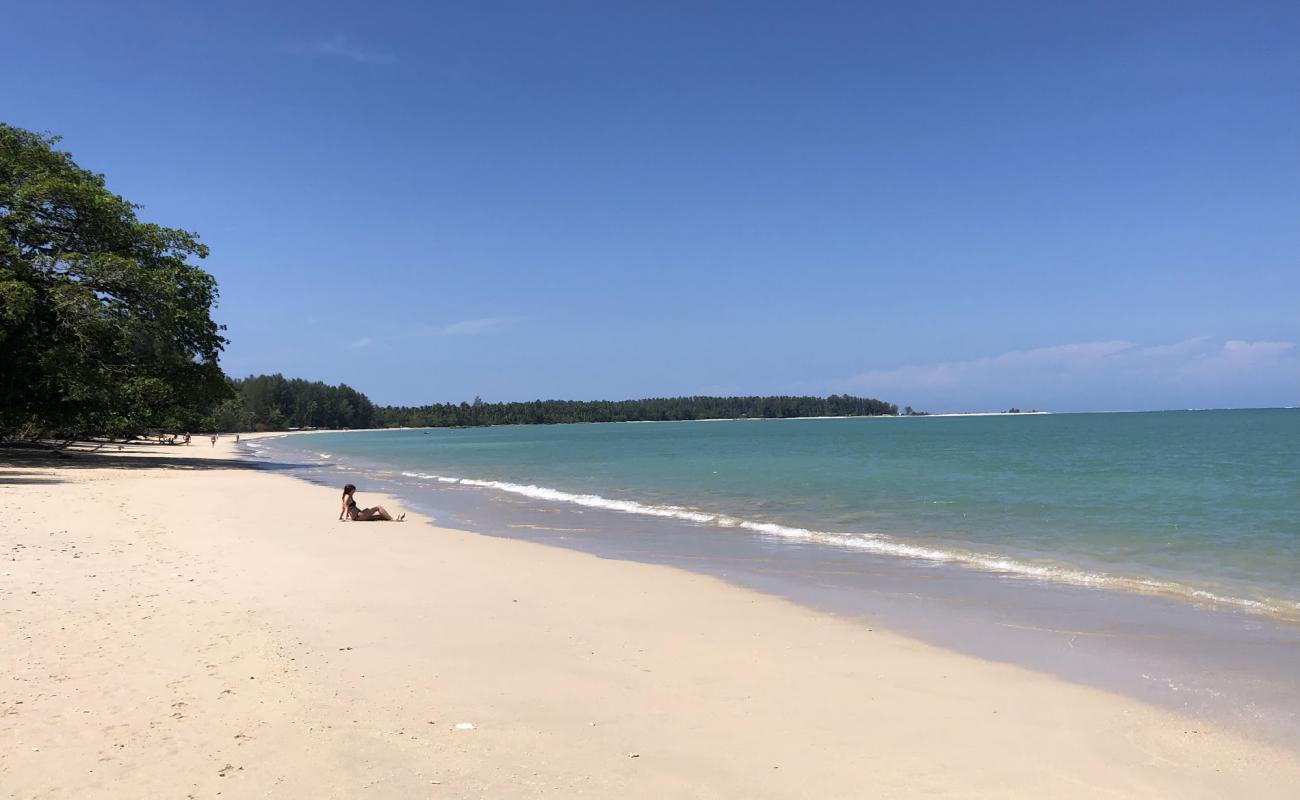 Photo de White Sand Beach avec sable beige fin de surface