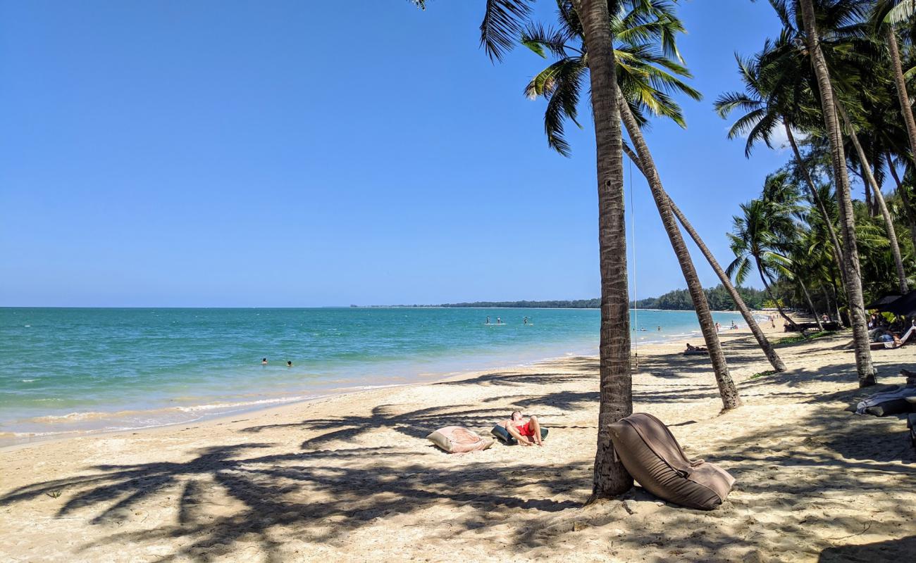 Photo de Plage de Bambi avec sable fin et lumineux de surface