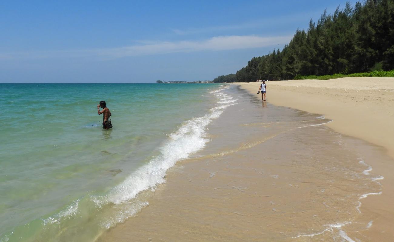 Photo de Bang Sak Beach avec sable lumineux de surface