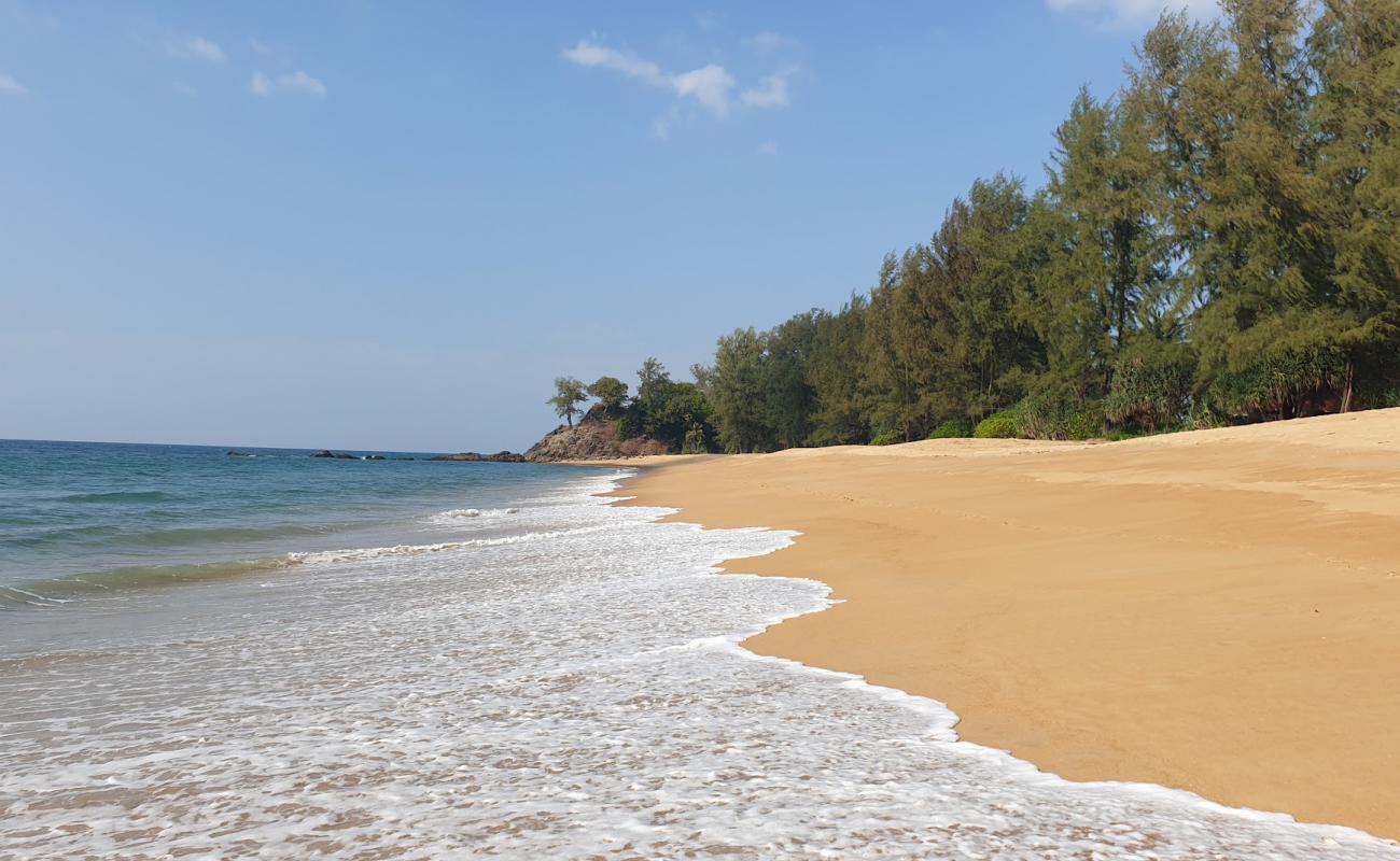 Photo de Ko Phra Thong Beach II avec sable beige de surface