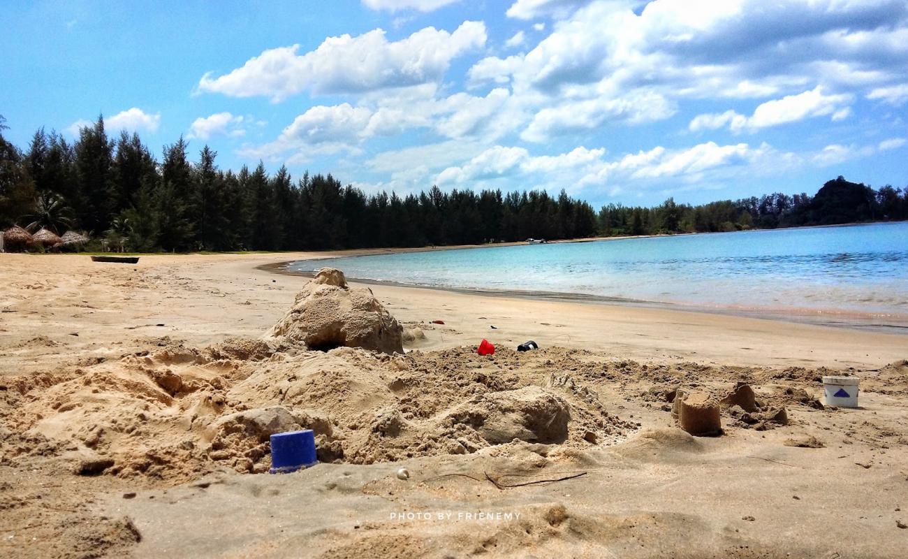 Photo de Phrathong Beach avec sable beige de surface