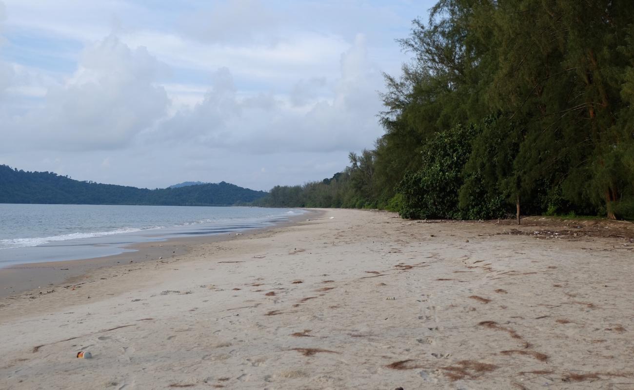 Photo de Ko Tkhung Nang Dam Beach avec sable lumineux de surface