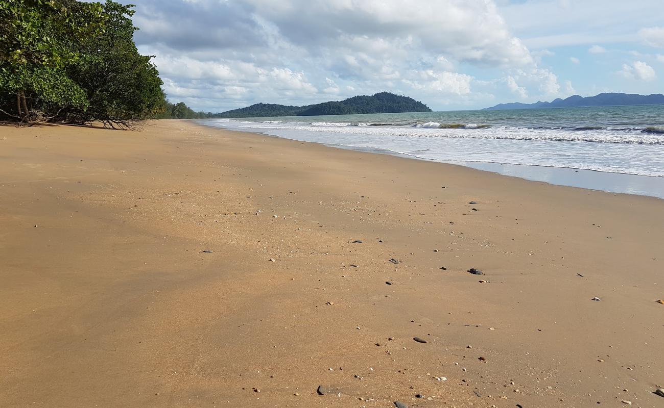 Photo de Hat Ao Khoei Beach avec sable lumineux de surface