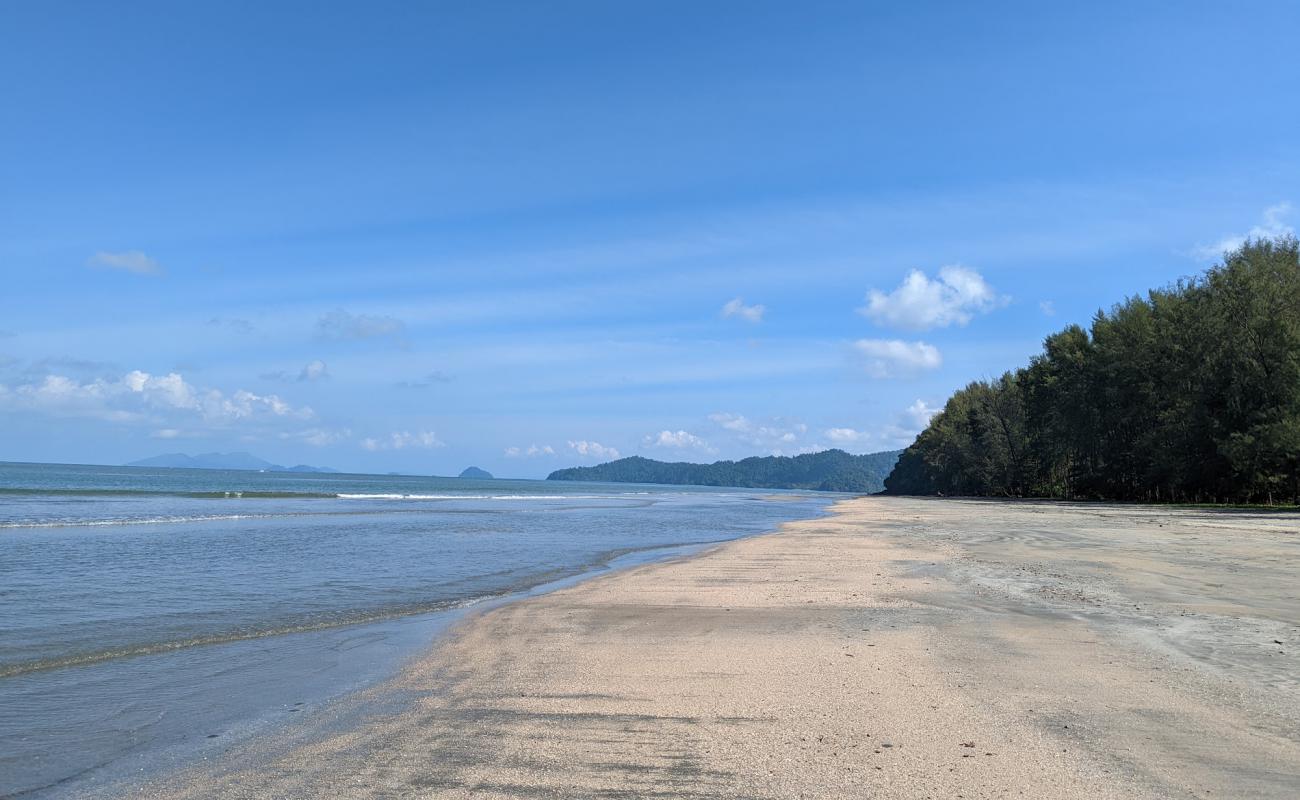 Photo de Baan Prukraksa Beach avec sable gris de surface