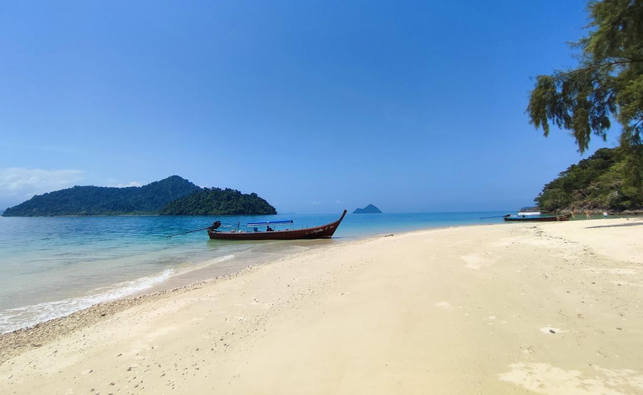 Photo de Ko Khang Khao Beach avec sable beige de surface