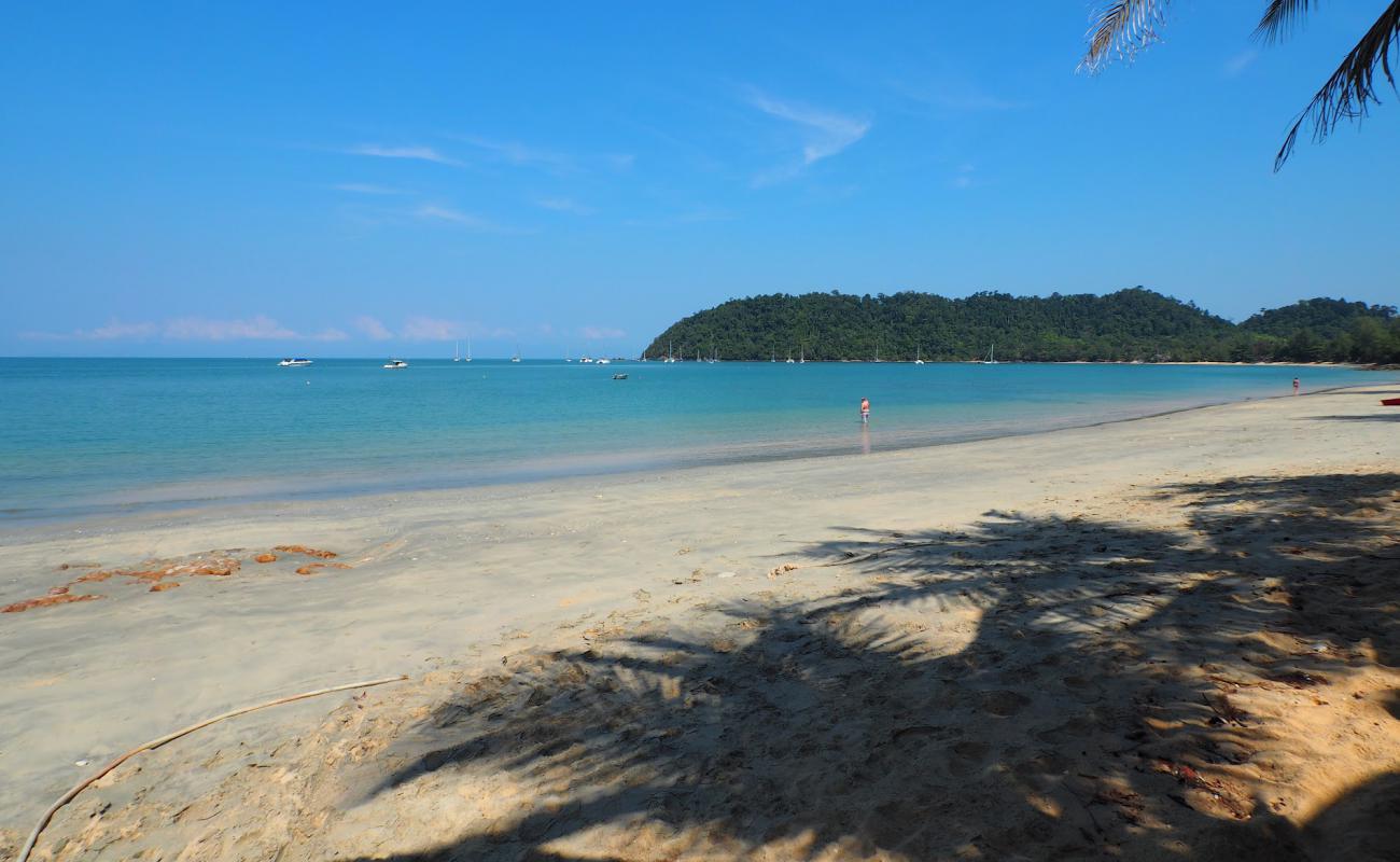 Photo de Muang Beach avec sable beige de surface