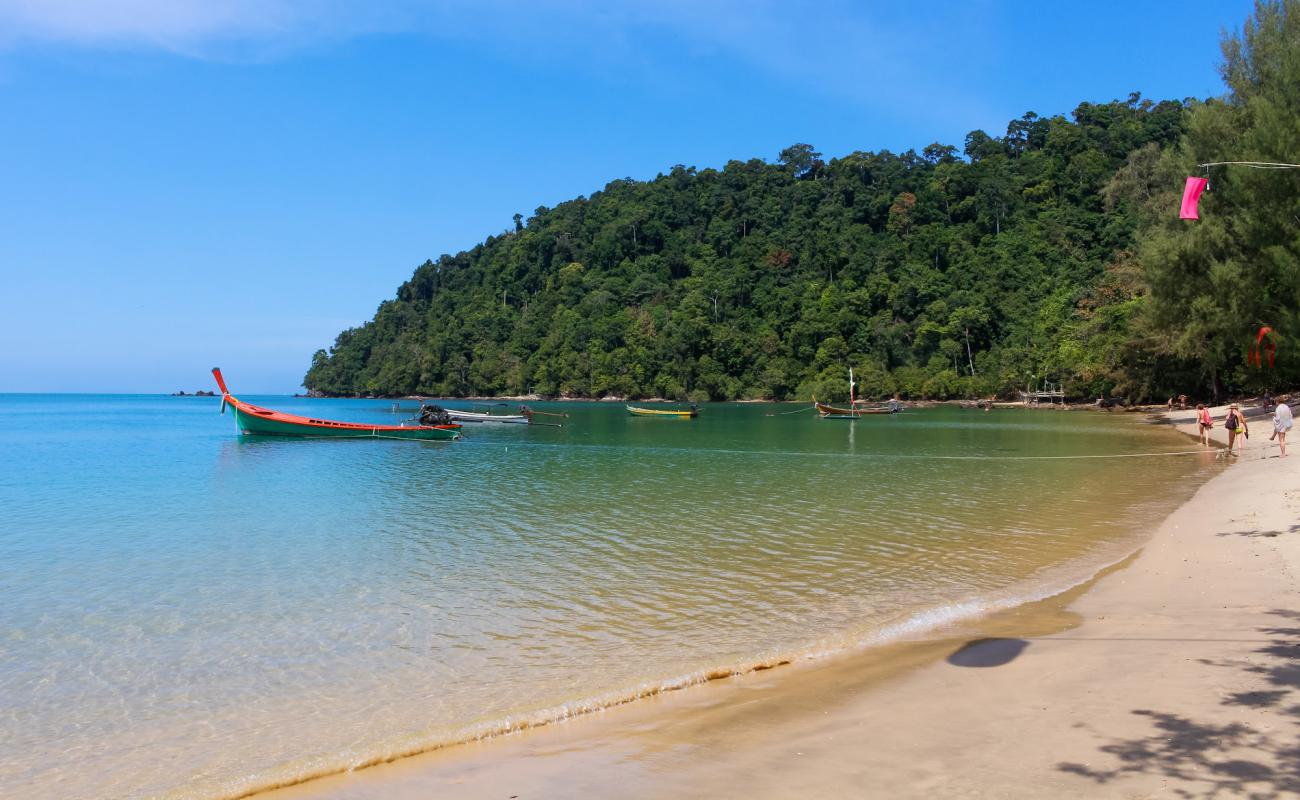 Photo de Ao Khao Kwai Beach avec sable beige de surface