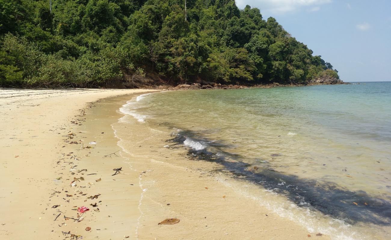 Photo de Ao Pai Beach avec sable beige de surface