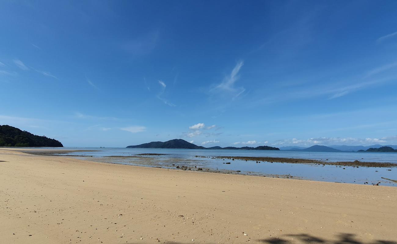 Photo de Aow Hin Kwai Beach avec sable beige de surface