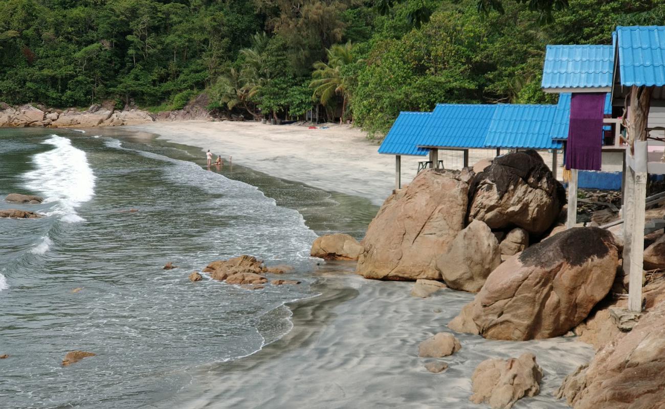 Photo de Koh Chang Beach avec sable lumineux de surface