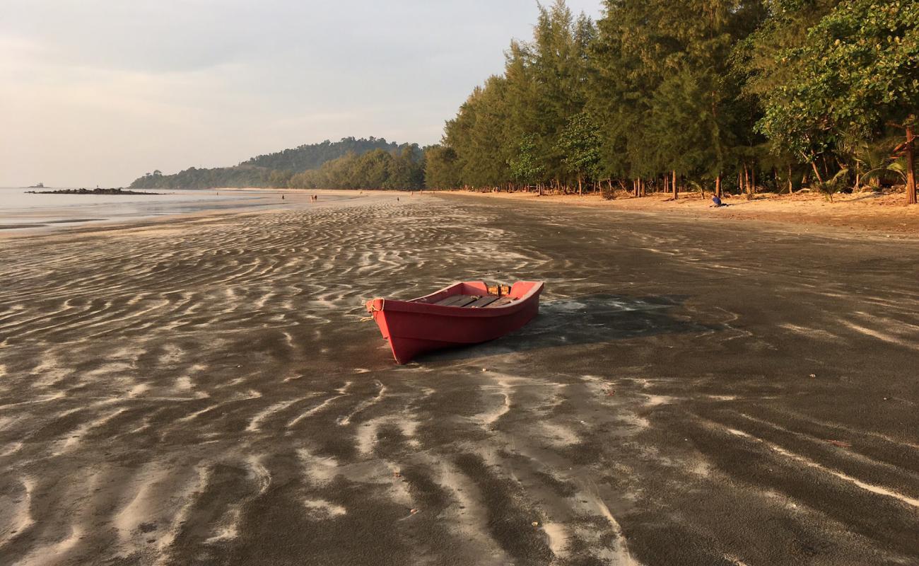 Photo de Chang Tong Beach avec sable beige de surface