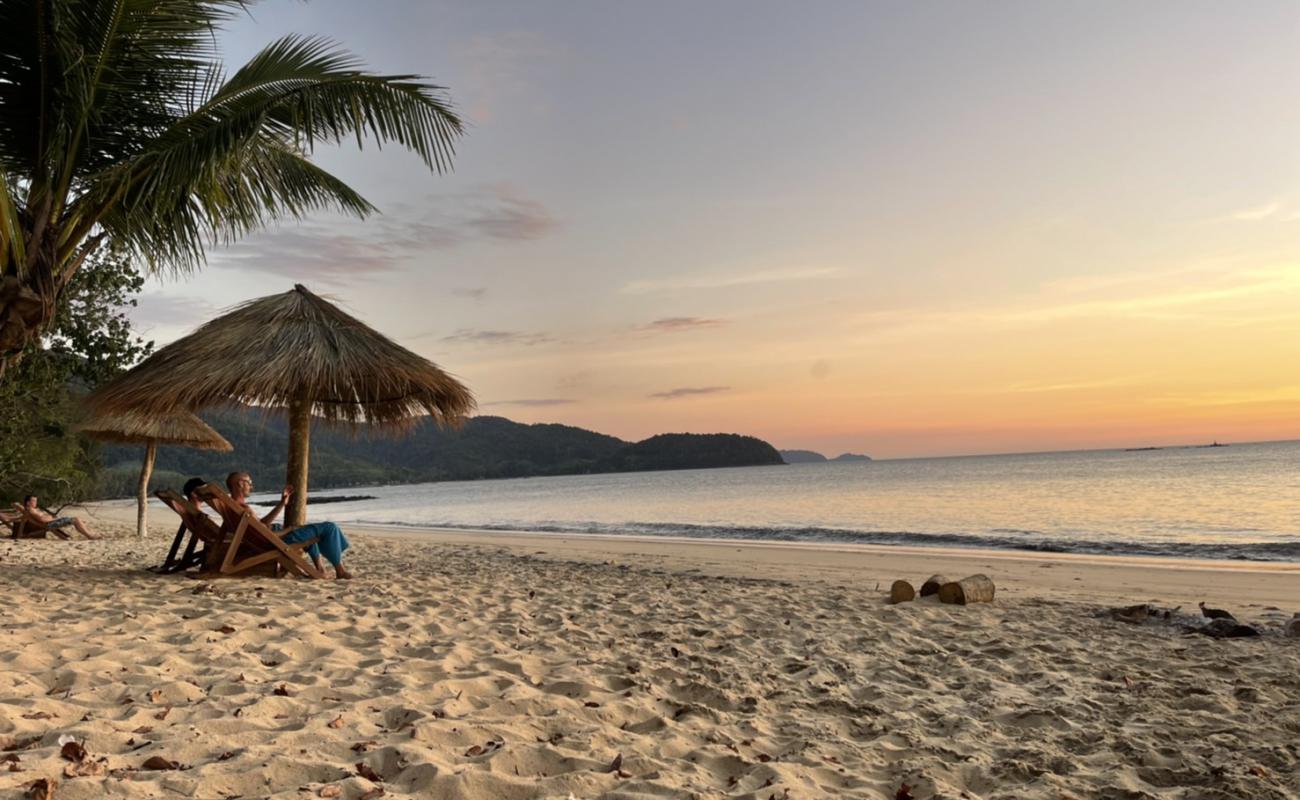 Photo de Om Tao Beach avec sable lumineux de surface