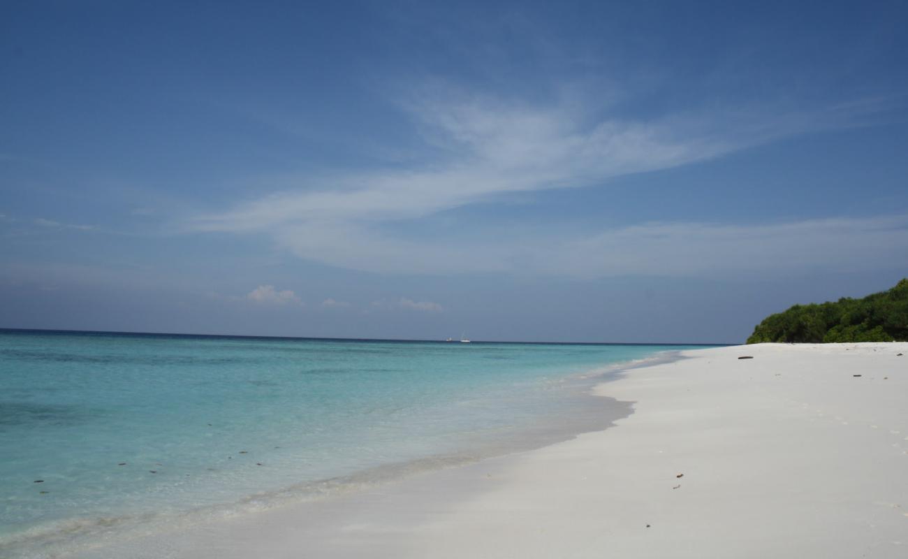 Photo de Ko Huyong Beach avec sable fin blanc de surface