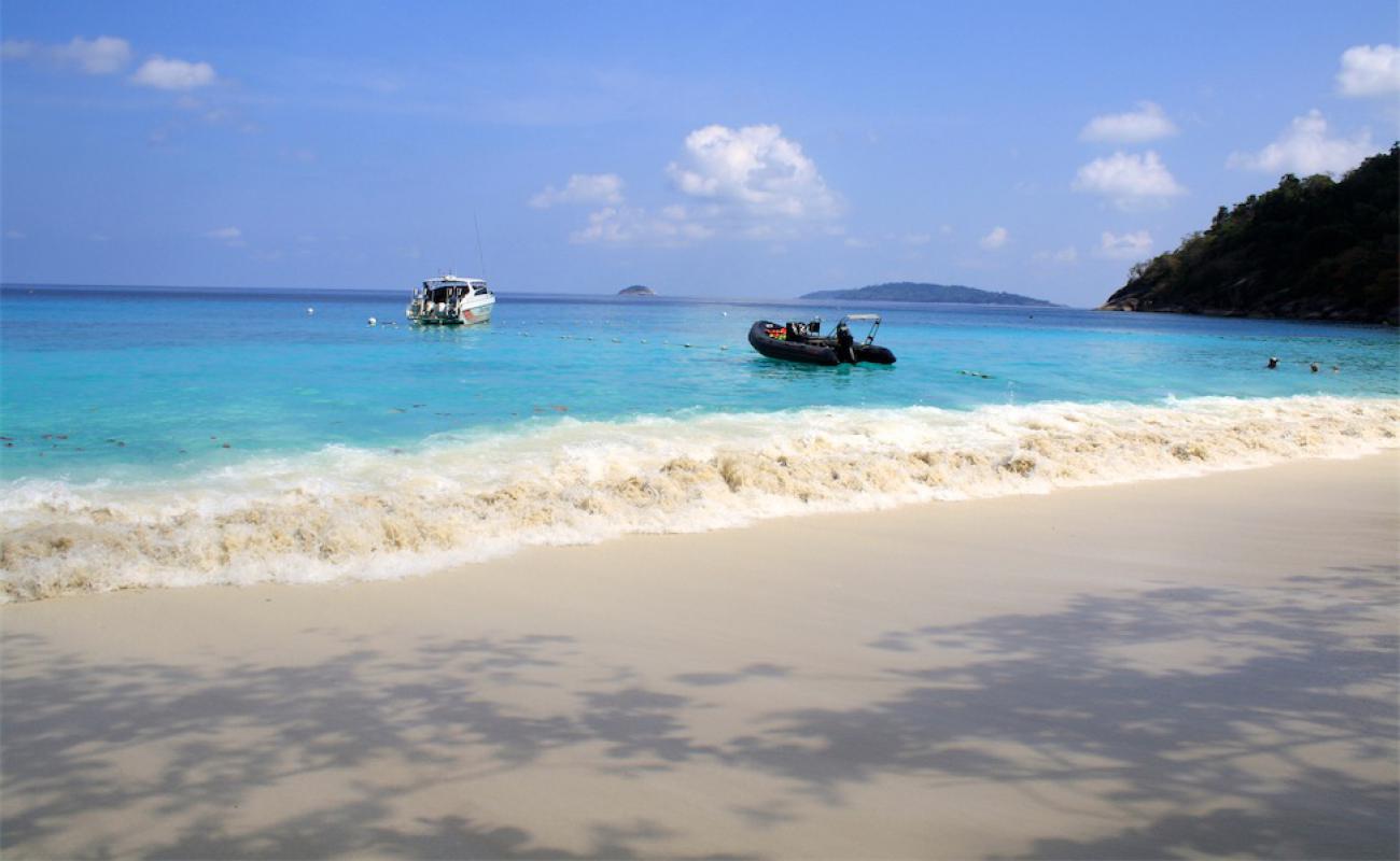 Photo de Lam Kaen Beach avec sable blanc de surface