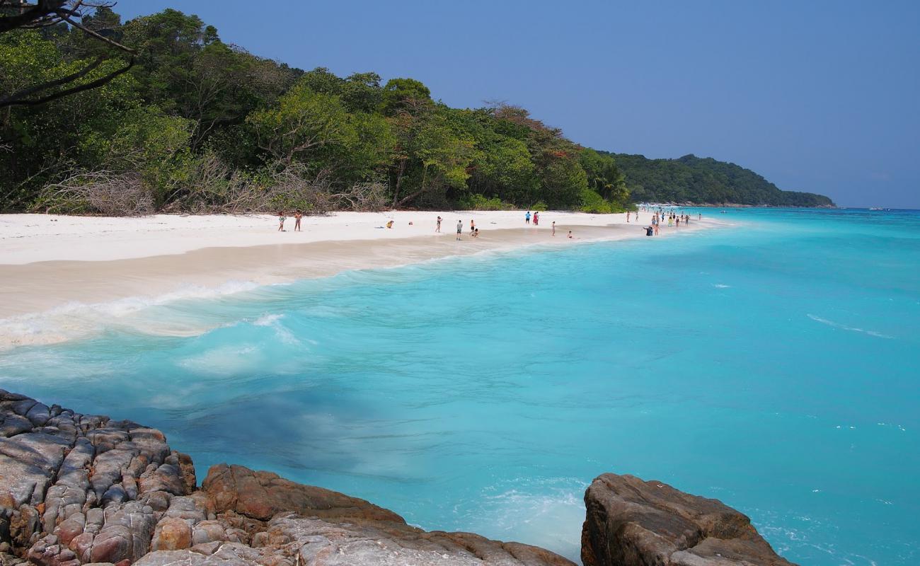 Photo de Plage de l'île de Tachai avec sable fin blanc de surface