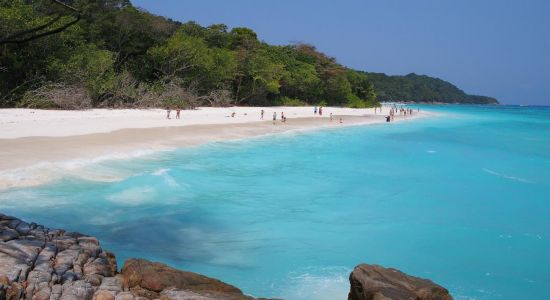 Plage de l'île de Tachai